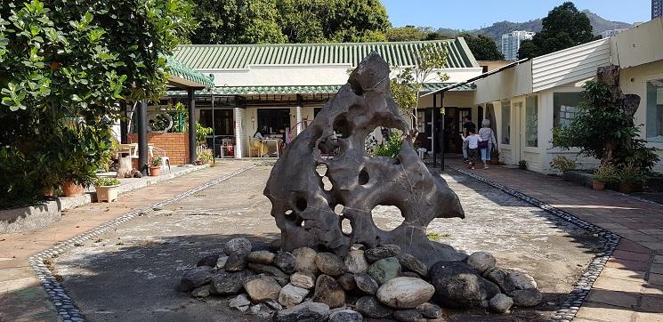 sculpture dans une cour à Hong Kong