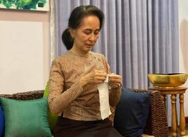 Daw Aung San Suu Kyi montre aux Birmans comment se coudre eux-mêmes des masques