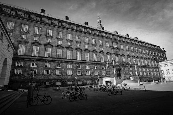 Copenhague confinement déserte place Mairie Parlement ville éteinte Danemark 