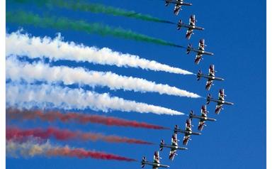 flèche tricolore vert blanc rouge du drapeau italien dans le ciel