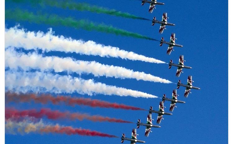 flèche tricolore vert blanc rouge du drapeau italien dans le ciel