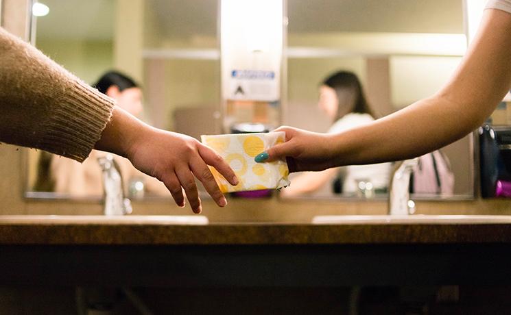 précarité menstruelle protections hygiéniques écoles