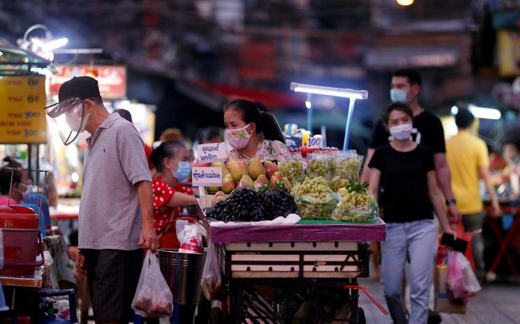 Des vendeurs de rue dans le quartier de Chinatown a Bangkok