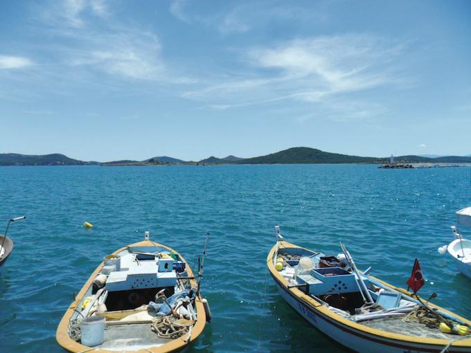 Des barques sur la rive de la mer Egée