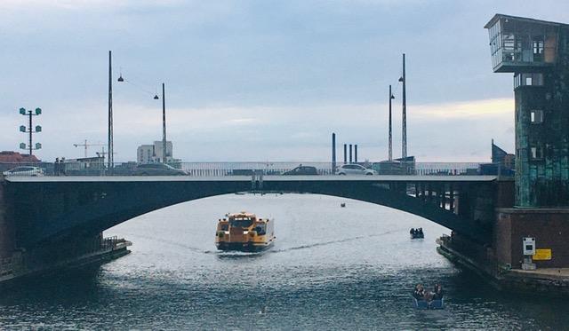 Le bateau-bus électrique vous fait découvrir la ville depuis l'eau