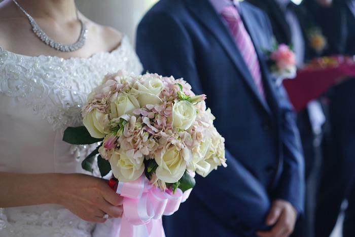 holding-flowers-1729426_1920