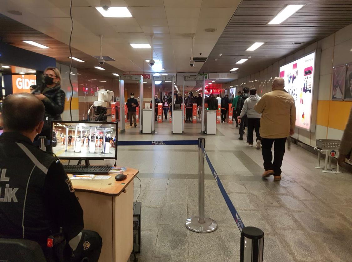 Transports publics Istanbul interdiction -20 ans +65 ans