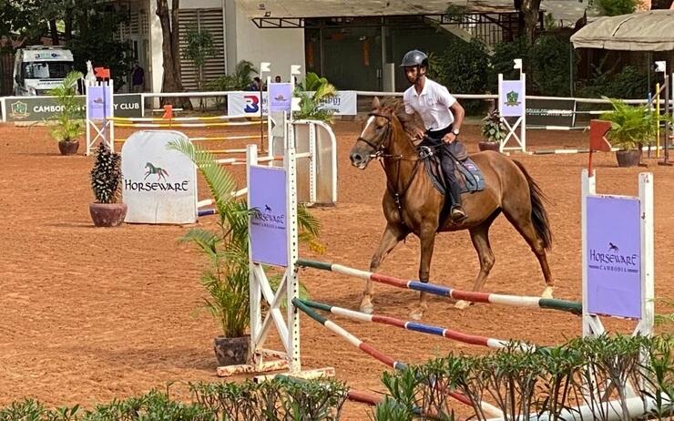 concours de dressage et saut d’obstacle à Phnom Penh