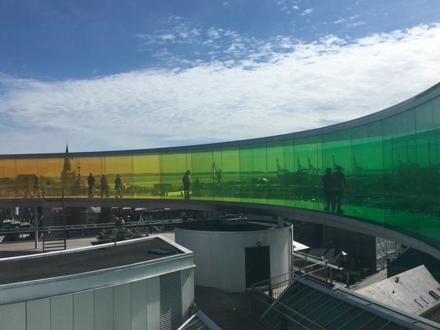 l'arc en ciel du musée des beaux arts AroS à Aarhus au Danemark 