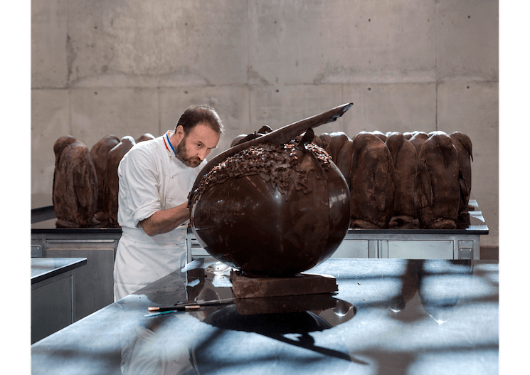 Patrick Roger en train de confectionner du chocolat