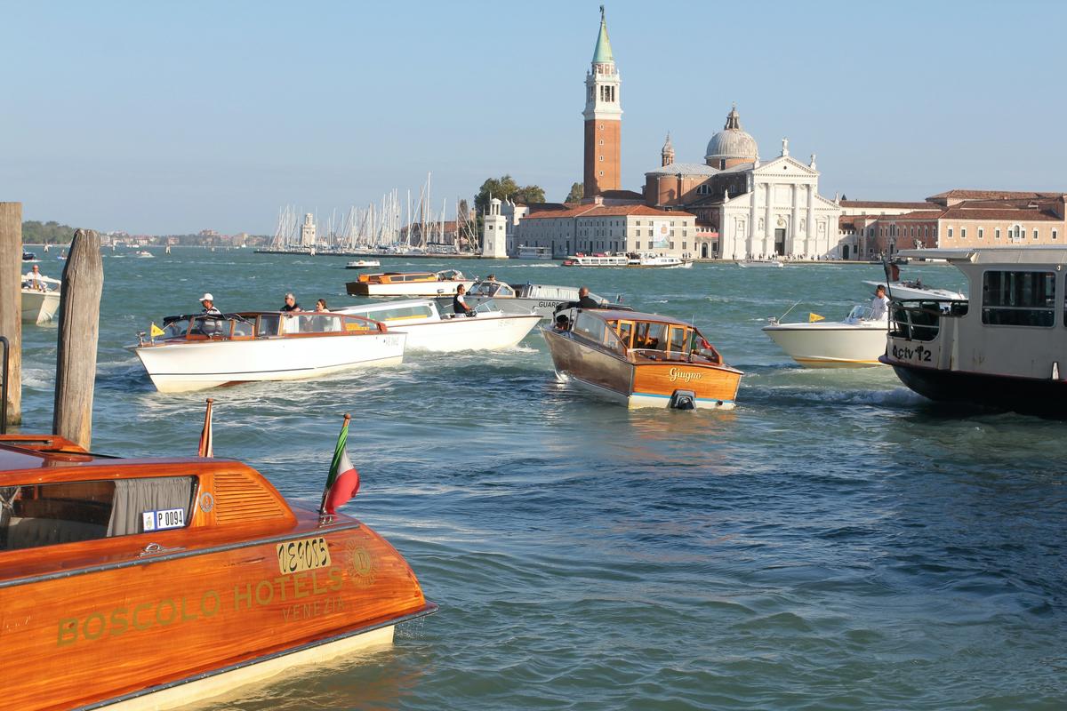 La lagune de Venise encombrée par le trafic maritime 