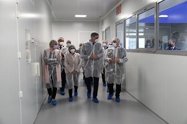 pedro sanchez visite les installations de l'entreprise pharmaceutique Hipra