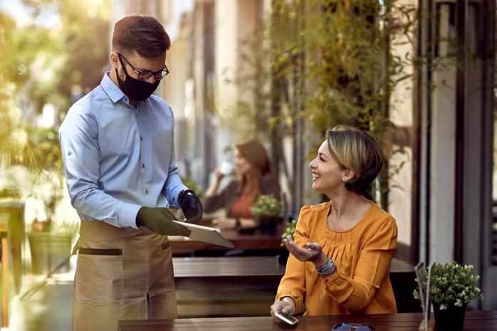 Un homme et une femme discute sur la location touristique