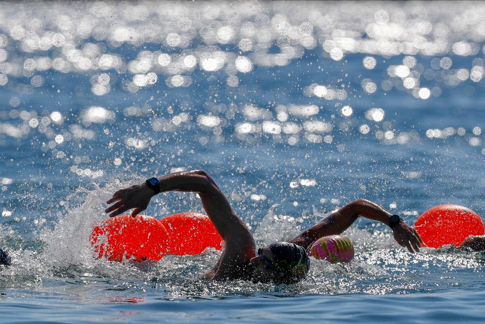 Un nageur du marathon en eau libre