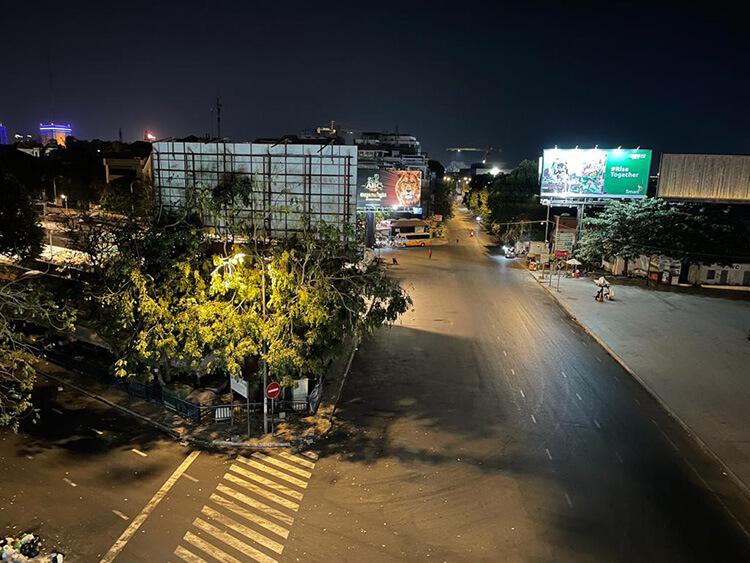 rue de Phnom Penh sous le couvre feu 