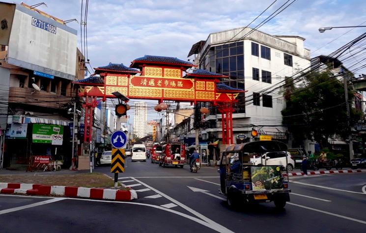 La porte qui marque l'entrée dans Chinatown à Chiang Mai