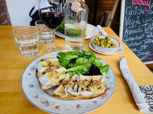 Une tartine de camembert avec un verre de vin français à Winemak’Her Bar, Brooklyn