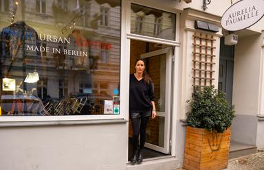 Aurelia Paumelle devant sa boutique à Prenzlauerberg