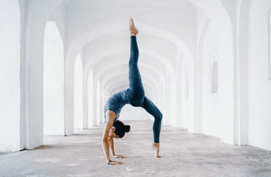 Une personne faisant du yoga