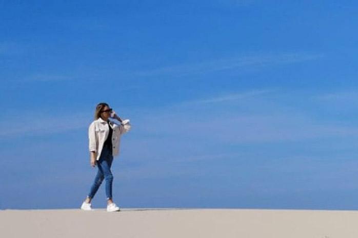 Jeune femme sur la plage de Costa da Caparica au sud de LIsbonne