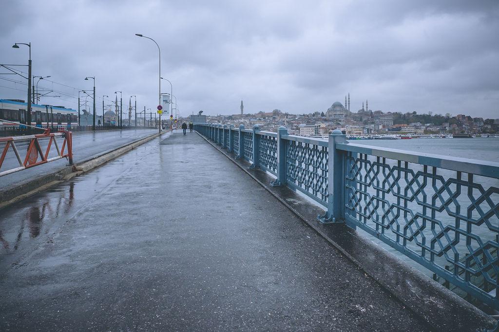 Le pont de Galata vide à Istanbul