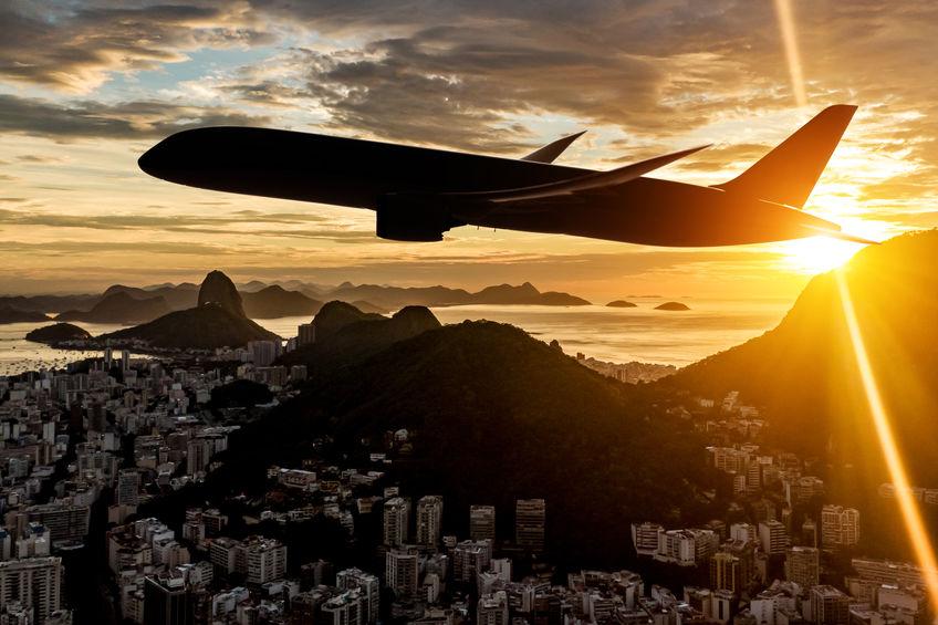 Un avion survolant Rio au Brésil