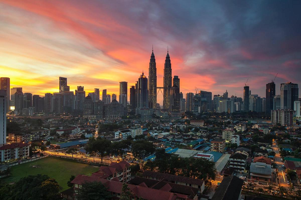 Coucher de soleil avec vue sur les Tours Petronas à Kuala Lumpur 