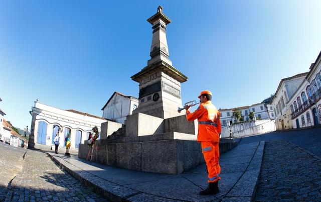 Hommage devant la statue de Tiradentes à Ouro Preto