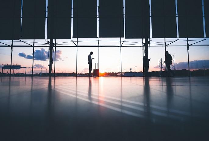 une salle d'embarquement est presque vide dans un aeroport qui tourne au ralenti