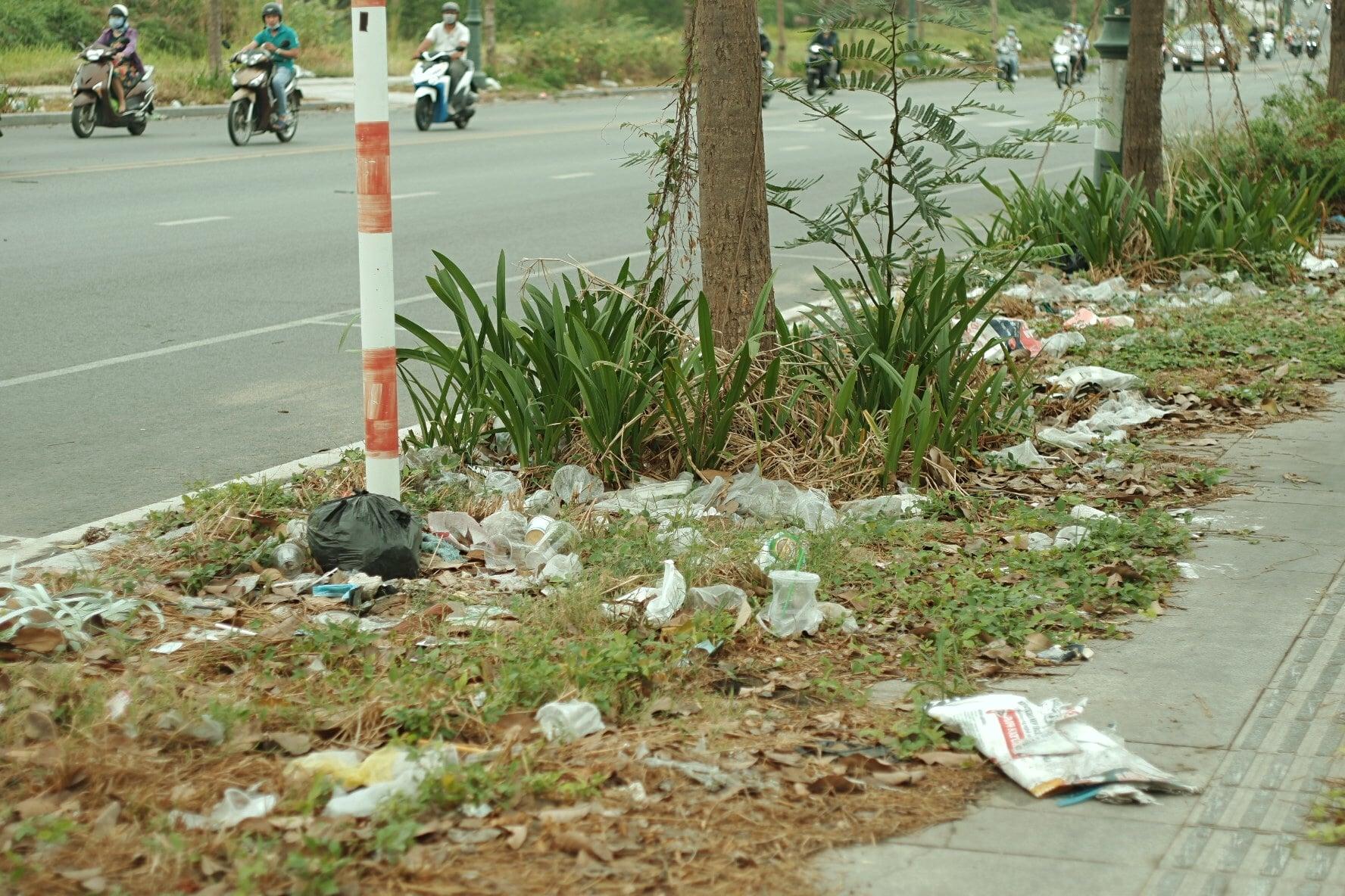 rue polluée par le plastique au Vietnam