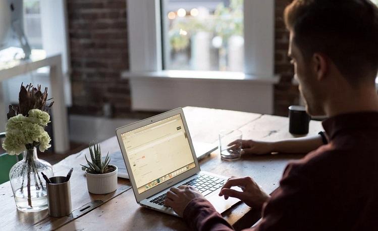 homme qui travaille sur ordinateur au bureau