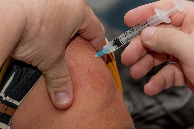 Une personne recevant un vaccin contre la Covid-19 dans un centre de vaccination