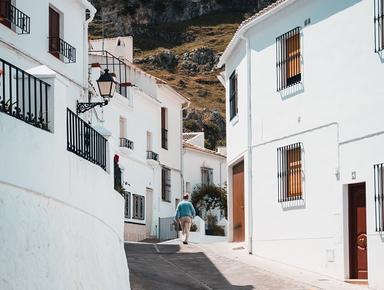 un homme seul dans un village en Espagne