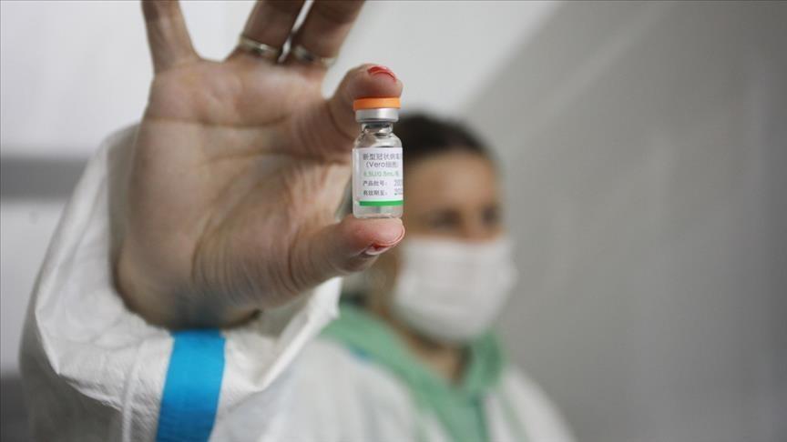 Un médecin tient un flacon de vaccin contre la Covid-19