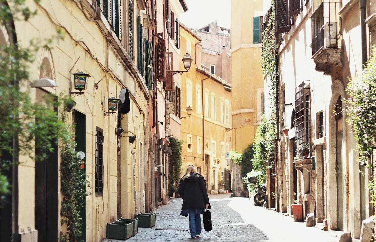 femme se promenant à Trastevere