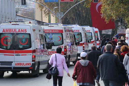 Des ambulances dans une rue de Turquie