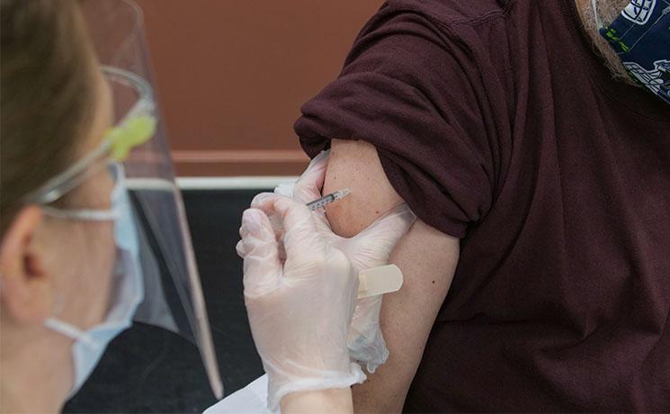 Le vaccin contre le covid 19 admnisitré à un patient