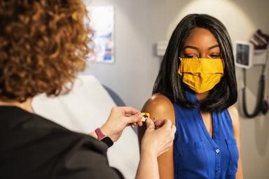 Femme qui se fait vacciner contre le covid