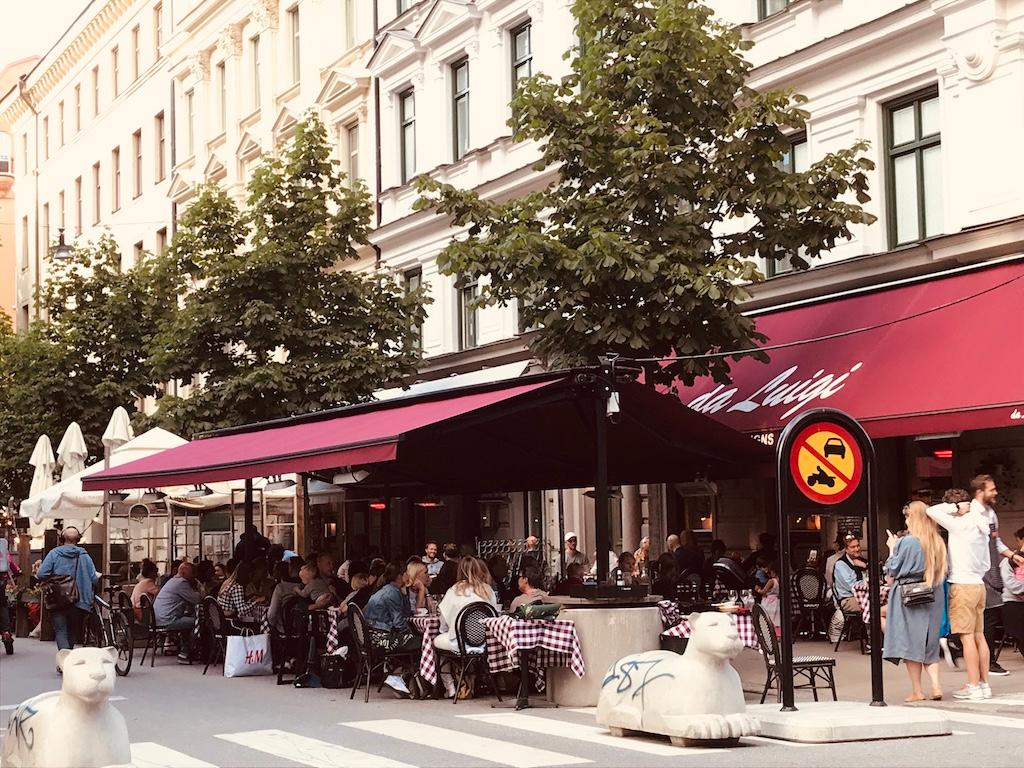 rue piétonne avec terrasses été à stockholm