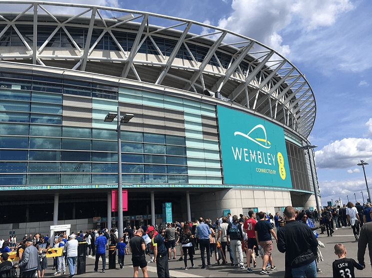 Le stade de Wembley en contre plongée, avec une petite foule devant