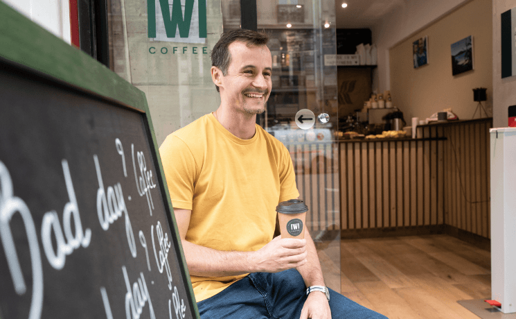 Gabriel devant son café à Paris