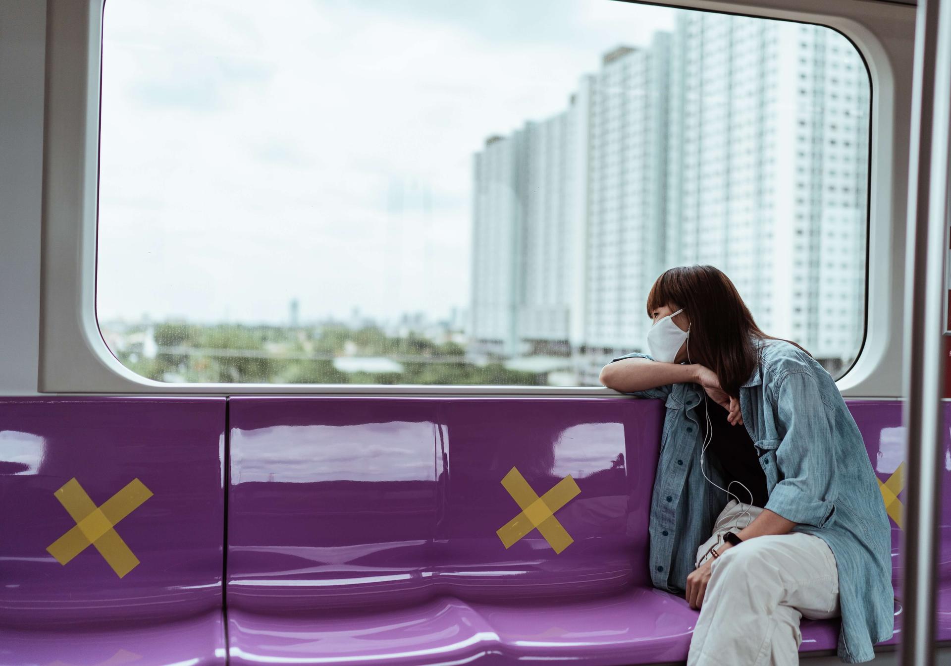 Femme dans un métro regardant par la fenêtre