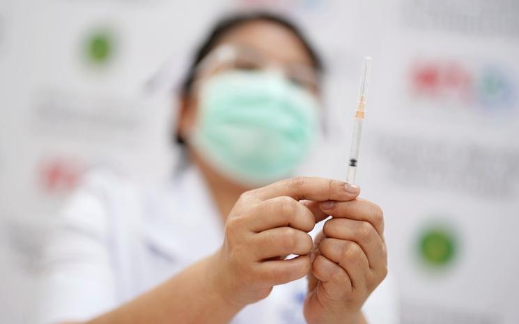 Un médecin préparant une dose de vaccin contre la Covid-19 