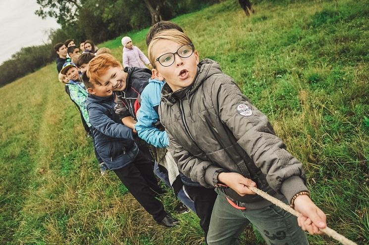 Des enfants qui jouent au tir à la corde