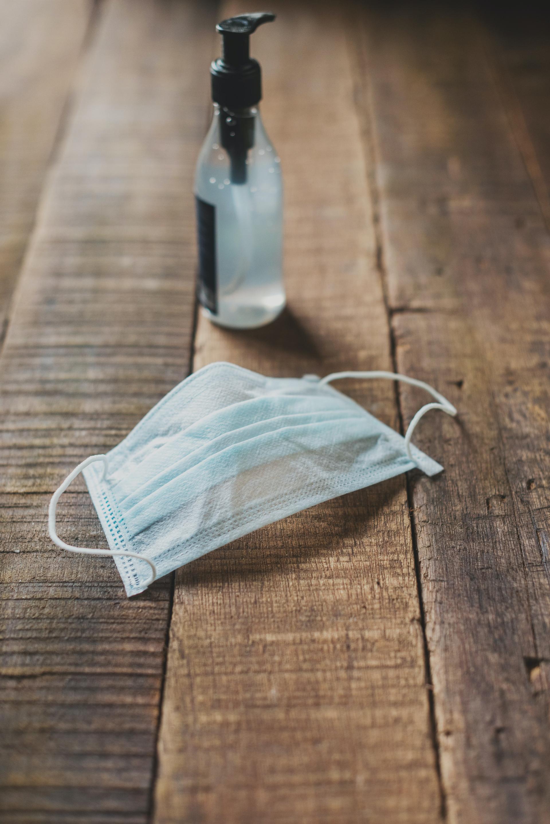 Un masque posé sur le sol