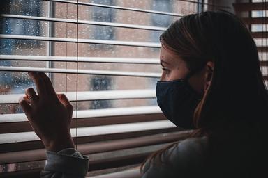 une femme enfermee regarde par la fenetre