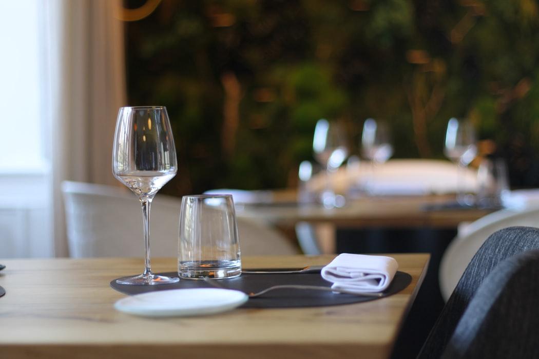 Un couvert dressé sur une table de restaurant