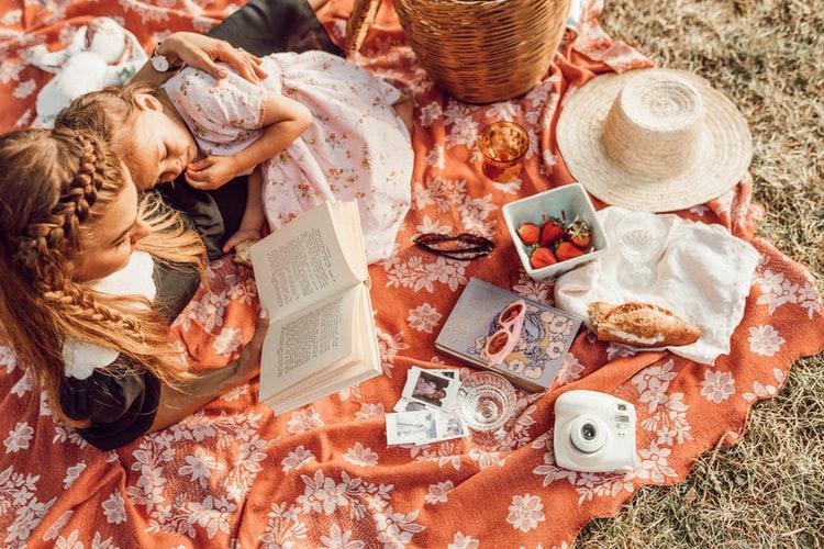 des enfants qui lisent sur une couverture