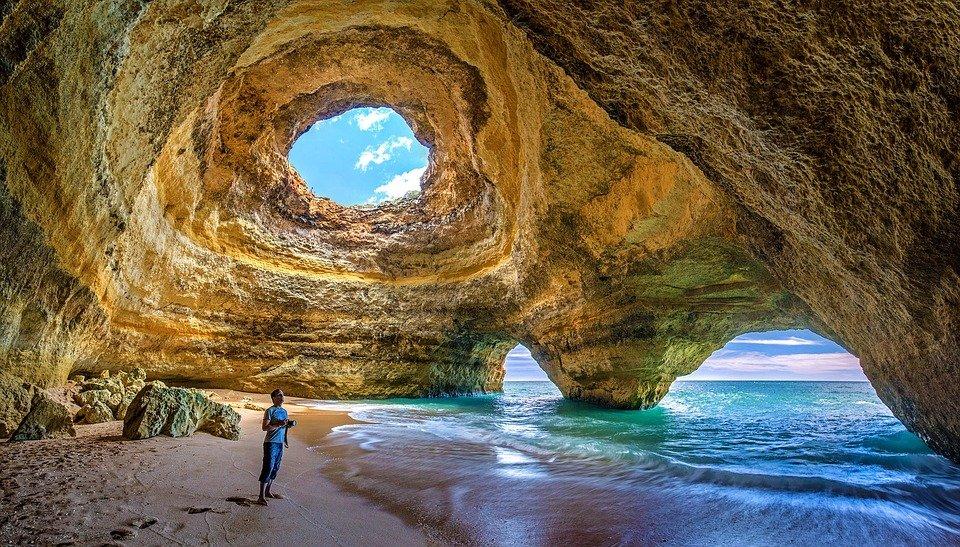 Les belles grottes de la région d'Algarve au Portugal