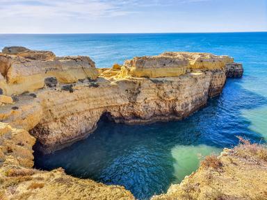 Les falaises de la région d'Algarve au Portugal